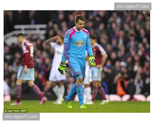 西汉姆联门将法比安斯基长期伤缺 铁锤帮后防线面临深度考验